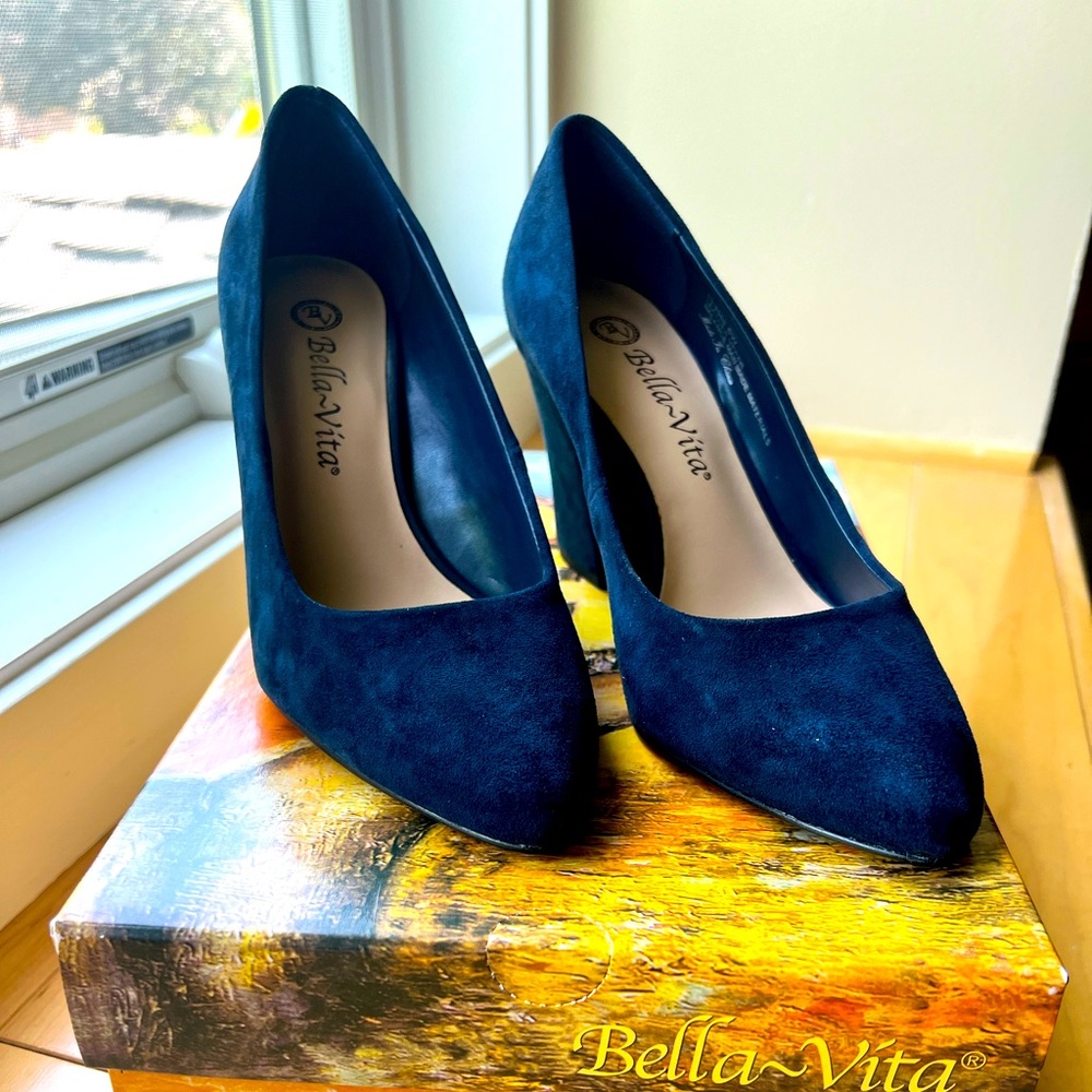Navy suede pumps by Bella Vita